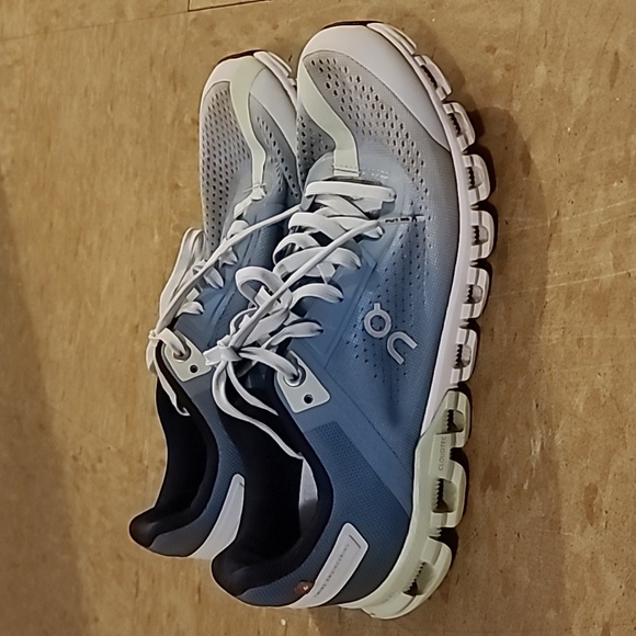 On Running CLOUDFLOW sneakers size 8 - Picture 2 of 4